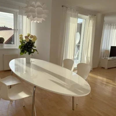 Salon - część jadalna i wypoczynkowa z widokiem na balkon